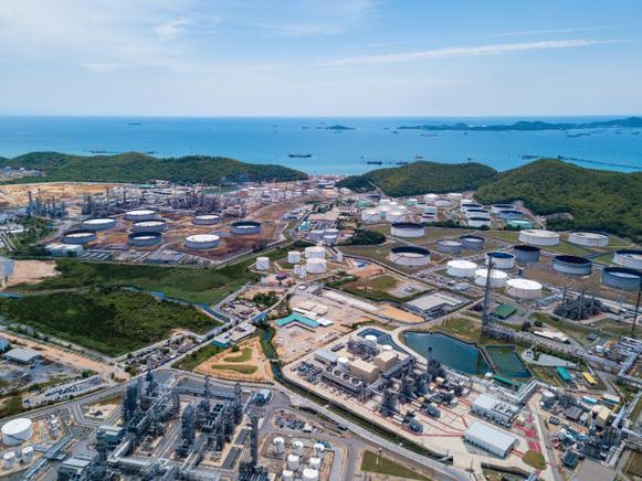 中的石化炼油厂和海洋鸟瞰图石油和天然气储罐工业现代化的工厂前视图